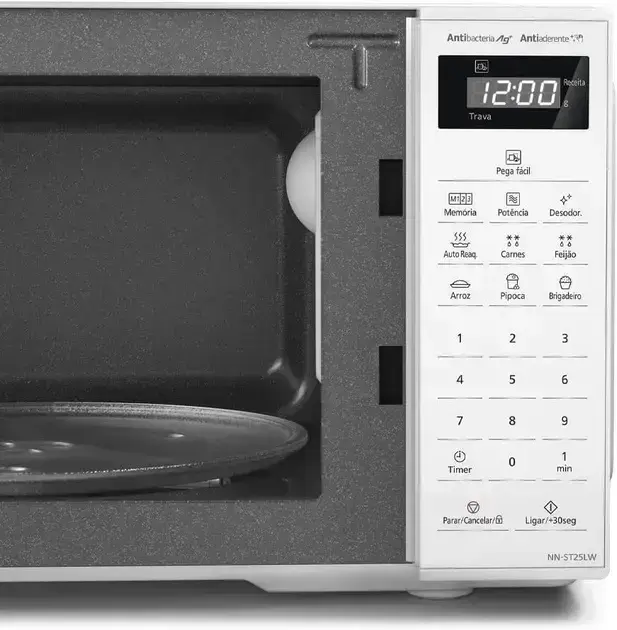 Imagem frontal do micro-ondas, com fundo neutro, possivelmente uma superfície de cozinha.