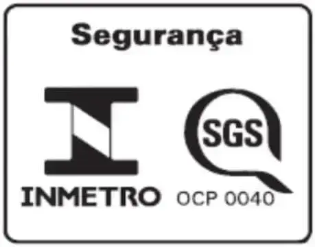 Micro-ondas com fundo branco.