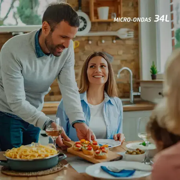 Micro-ondas em uma cozinha moderna com paredes de tijolos expostos.