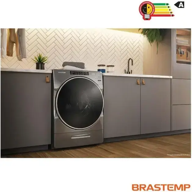 Imagem frontal do produto em uma cozinha com fundo claro, azulejos em padrão herringbone e armários cinza.