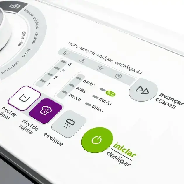 lavadora superior com fundo branco, destacando o painel da máquina.