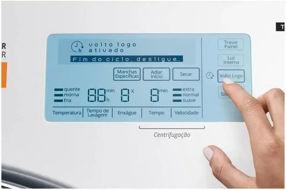 Máquina de lavar com fundo neutro, destacando o painel da lavadora.