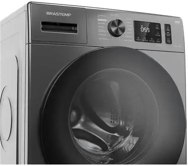 Máquina de lavar em frontal, com fundo branco que destaca o produto.