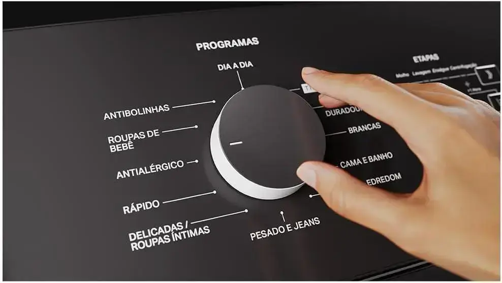 Máquina de lavar em vista frontal, com fundo escuro e uniforme, sem elementos distrativos.