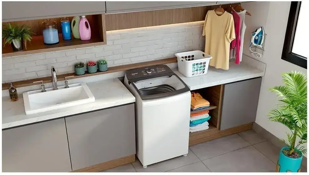 Máquina de lavar vista lateral, com fundo de tijolos brancos e iluminação suave.